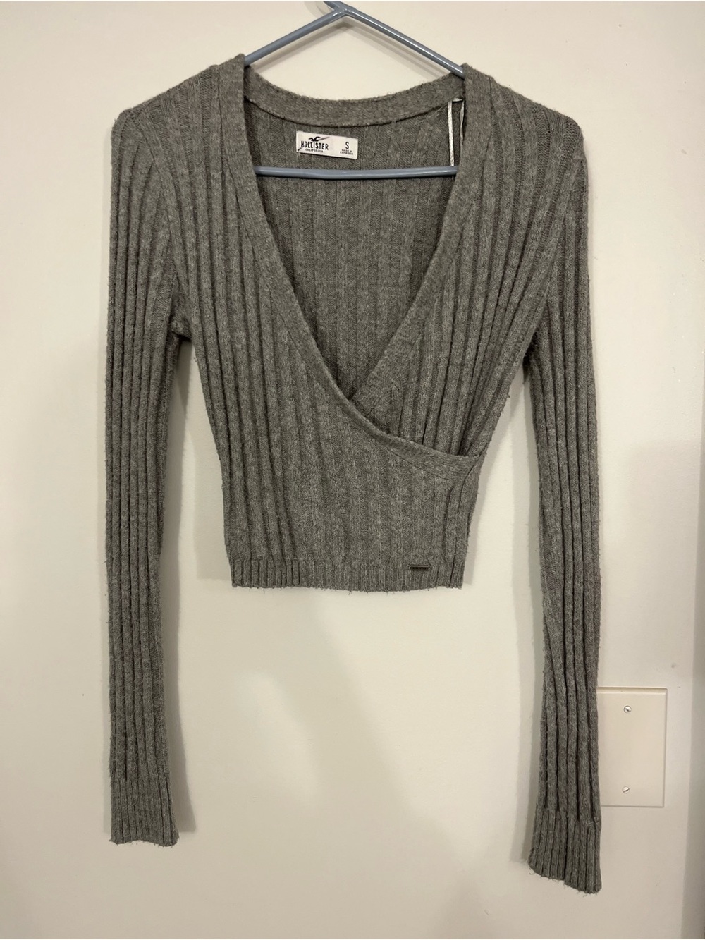 Hollister Gray Ribbed Wrap V-Neck Cropped Sweater